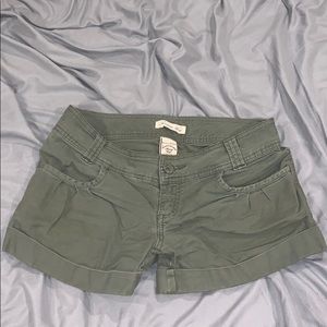 🎉Cute cuffed olive green shorts🎉